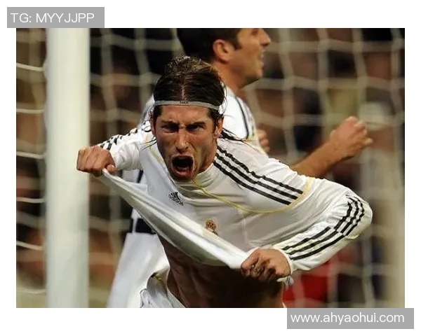 足球明星张开双手展现自信与激情的瞬间让我们感受运动的魅力与活力